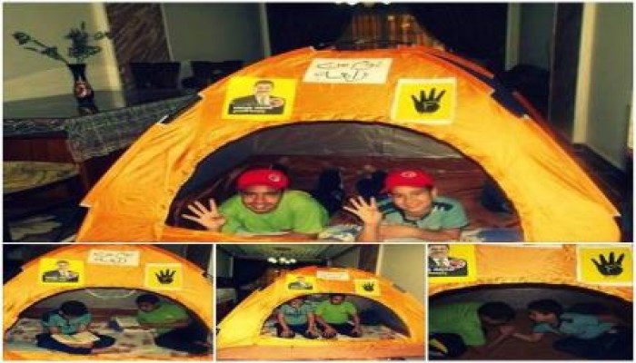 اطفال يقومون بعمل نموذج اعتصام رابعه داخل منزلهم