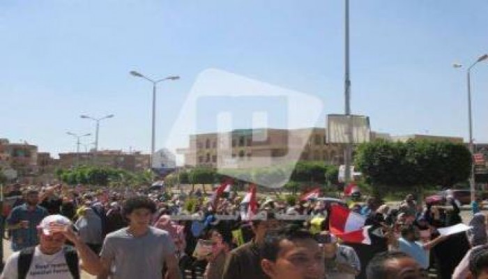 حشود ثوار العاشر من رمضان تزلزل المدينة في جمعة  "زواج مصر من أمريكا باطل"