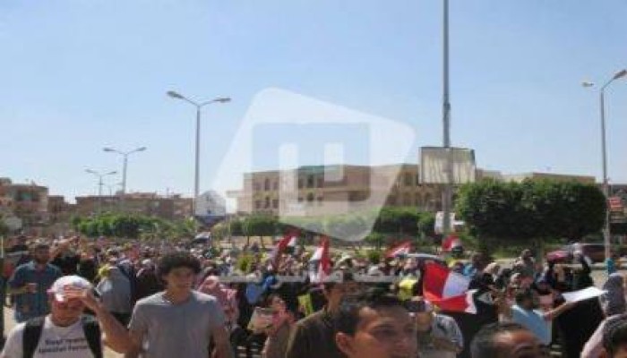حشود ثوار العاشر من رمضان تزلزل المدينة في جمعة  "زواج مصر من أمريكا باطل"
