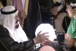 ملك السعودية يهذي ويصف شعبه بالـ"شقيق" (فيديو)