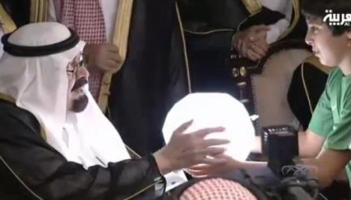 ملك السعودية يهذي ويصف شعبه بالـ"شقيق" (فيديو)