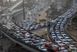 شلل مروري بالمحور وسط استياء من المواطنين