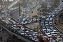 شلل مروري بالمحور وسط استياء من المواطنين