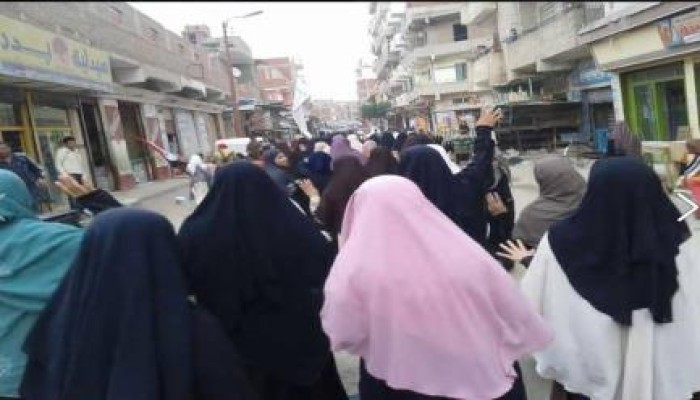 ثوار القنطرة يهتفون: "سيسى يا كلب مبارك الإعدام فى انتظارك"