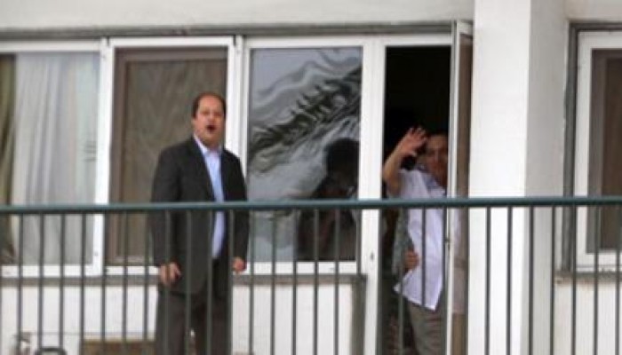بالصور: المخلوع مبارك بصحبة زوجته يحيى أنصاره من شرفة المستشفى العسكري