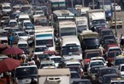 توقف حركة المرور بكوبري أكتوبر وسط استياء من المواطنين