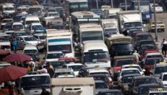 توقف حركة المرور بكوبري أكتوبر وسط استياء من المواطنين