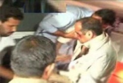 أهالي قرية بالغربية يضربون "مخبر أمن دولة" بالاحذية ويصفعونه على قفاه