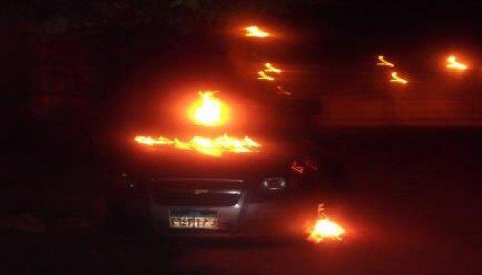 بالصور.. مجهولون يشعلون النار في سيارة عقيد شرطة ببني سويف
