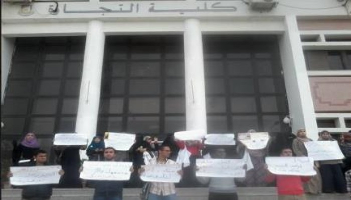 مسيرة وسلسة بشرية بجامعة القناة رفضا للانقلاب الدموى