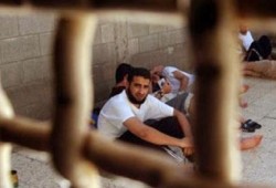 الأسرى الفلسطينيون يبدوأن اليوم إضرابا شاملا عن الطعام في سجون الاحتلال