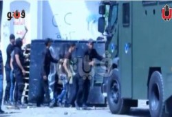 بالفيديو   لحظة"خلع" مدرعة الشرطة لبوابة المدينة الجامعية للأزهر