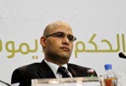 خليل العناني : "السيسي ميختلفشي كتير عن نصابين كروت الشحن"
