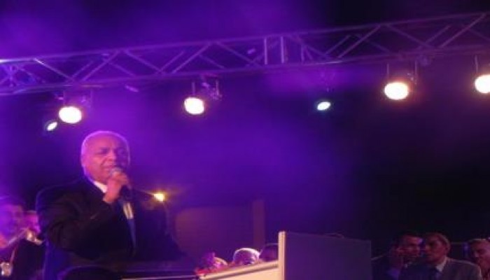 أنصار الخائن يطردون المنافق بكري من مؤتمر لهم