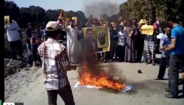 سلاسل الشرقية تحرق أعلام الدول المشاركة في الانقلاب