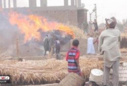 قنا ..  حريق هائل يلتهم 13 منزلًا بفرشوط