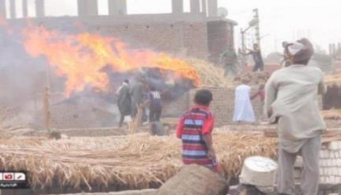 قنا ..  حريق هائل يلتهم 13 منزلًا بفرشوط