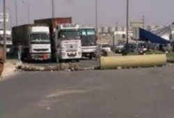 تكدس مروري بطريق العين السخنه بعد اصابة اثنين من العمال برصاص البلطجية