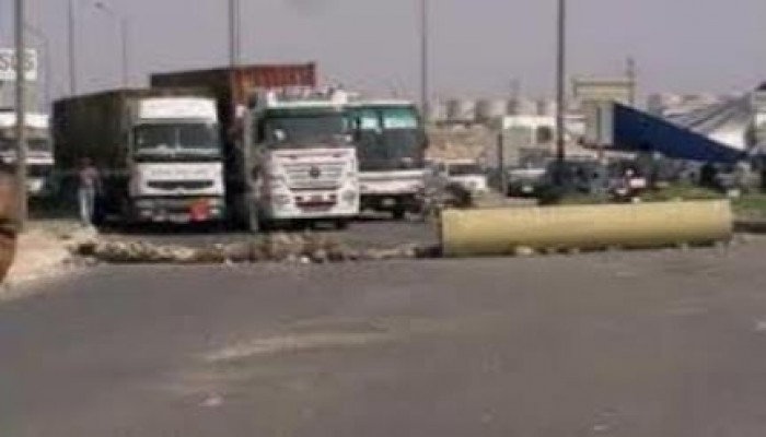 تكدس مروري بطريق العين السخنه بعد اصابة اثنين من العمال برصاص البلطجية