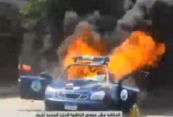 متظاهرون يضرمون النيران في سيارة شرطة بعد أن هاجمتهم بحلوان