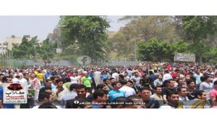 الحشود الطلابية لطلبة المدينة الجامعية بالازهر بعد انتهاء صلاة الجمعة وقبيل الاعتداء عليهم