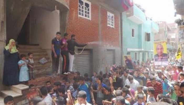 أهالي بني سويف يستقبلون المتظاهرين بالماء البارد والحلوى في جمعة "قاطع رئاسة الدم"