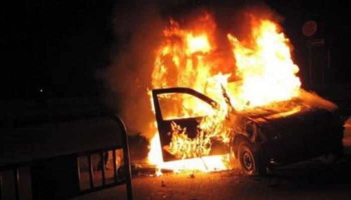 إحراق سيارة شرطة بالعاشر من رمضان بعد اعتدائها على الثوار