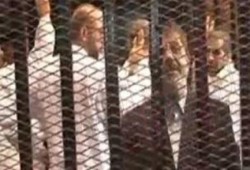 فخامة الرئيس مرسي يصل مقر المحكمة الهزلية