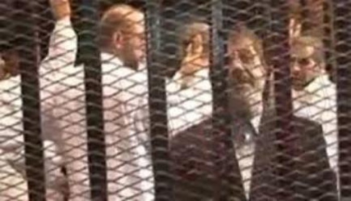 فخامة الرئيس مرسي يصل مقر المحكمة الهزلية