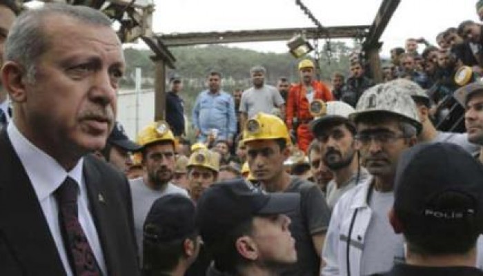 بالفيديو.. الزعيم "رجب طيب أردوغان" يواجه المتظاهرين ضده ويسير بينهم دون خوف