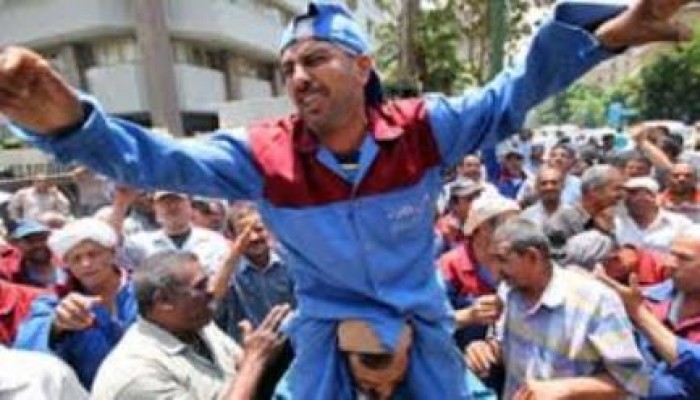 ثورة عمال سجاد غزل المحلة تنتقل للشارع والعمال يقطعون الطريق احتجاجا علي عدم صرف الرواتب