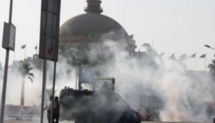 أمن الانقلاب يقتحم جامعة عين شمس ويطلق الغاز والخرطوش على مسيرة طلابية