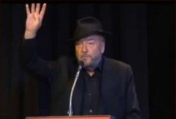 صورة وتعليق: النائب السابق بالبرلمان البريطاني يرفع شارة رابعة