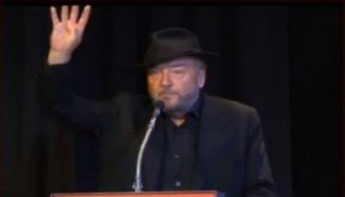 صورة وتعليق: النائب السابق بالبرلمان البريطاني يرفع شارة رابعة