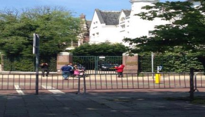 صور من أمام سفارة مصر بهولندا تفضح مزاعم اعلام الانقلاب بالاقبال التاريخي على "رئاسة الدم"