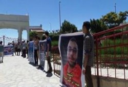 بالصور.. وقفة لطلاب المعهد الهندسي بالعريش في اسبوع قاطع استفتاء الدم