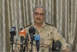 حفتر يعقد مؤتمرا "مفبركا" يشرح فيه ما جرى ببنغازي