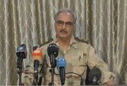 حفتر يعقد مؤتمرا "مفبركا" يشرح فيه ما جرى ببنغازي