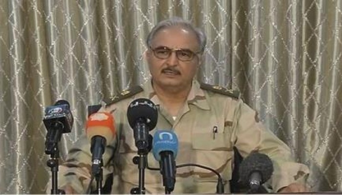 حفتر يعقد مؤتمرا "مفبركا" يشرح فيه ما جرى ببنغازي