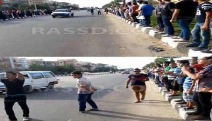 سلسلة بشرية لـ "شباب ضد الانقلاب" بدمياط الجديدة