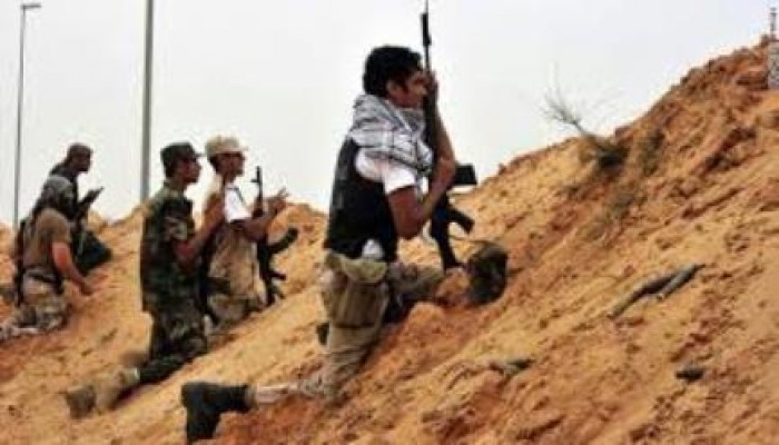 80 أسرة مصرية  يفرون من نيران معارك ليبيا