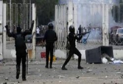 امن الانقلاب يقتحم حرم جامعة الازهر ويطلق قنابل الغاز ويعتقل 20 طالبا
