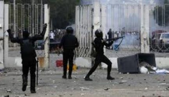 امن الانقلاب يقتحم حرم جامعة الازهر ويطلق قنابل الغاز ويعتقل 20 طالبا