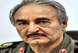 "حفتر": لن نترك إخونياً واحداً على أرض ليبيا.. والثوار يتوعدونه بمصير القذافي