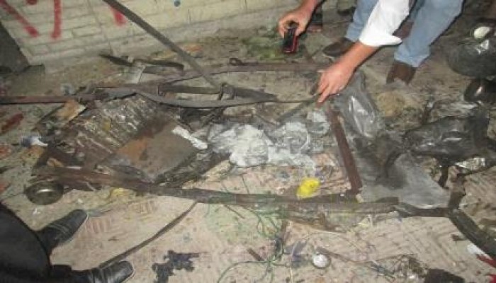 بالصور.. آثار استهداف مدرعة بوسط مدينة العريش واسماء المصابين