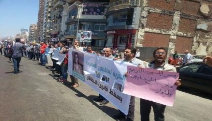 أمن الانقلاب يفرق تظاهرة للتضامن مع الناشطة ماهنور المصرى بالاسكندرية