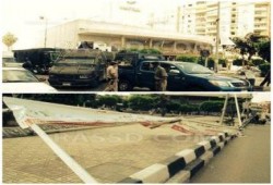 مجهولون يقومون بإزالة دعايا قائد الإنقلاب في ميدان الثورة بالمنصورة