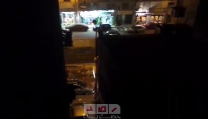 عمارة بالإسكندرية تهز الشارع بالهتافات ضد العسكر وقت قطع الكهرباء