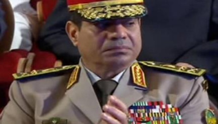 الخائن يتحصن بثكنة عسكرية عقب اغتصابه الرئاسة هربا من المظاهرات