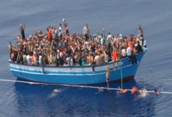 البحرية الإيطالية  تنقذ أطفالاً مصريين مهاجرين من الغرق قرب حدودها